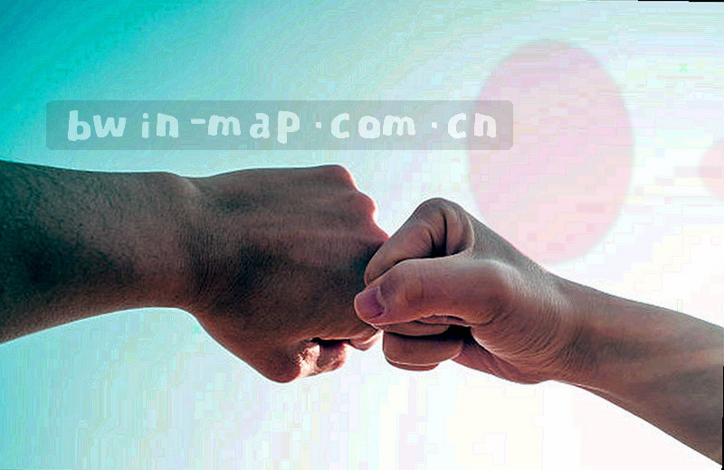 服务台台面与球场线条叠合的抽象构成，无人物出现